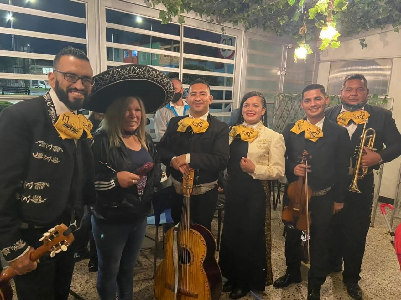 Mariachis en Bogotá con Trajes de Gala y Vocalista Femenina
